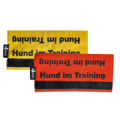 Leinen Banderole "Hund im Training" in Gelb und Rot mit schwarzer Schrift für Hundetraining und Rücksichtnahme beim Spazierga