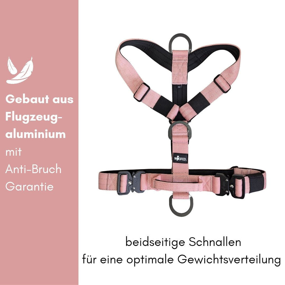 Rosafarbenes Y-Hundegeschirr aus Flugzeugaluminium mit Griff und beidseitigen Schnallen für optimale Gewichtsverteilung.