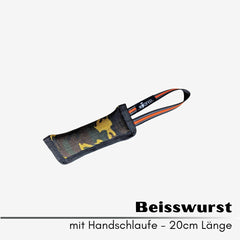 Hundespielzeug Beißwurst Camo in 20 cm, strapazierfähig, zahnfreundlich, ideal für Apportier- und Zerrspiele.