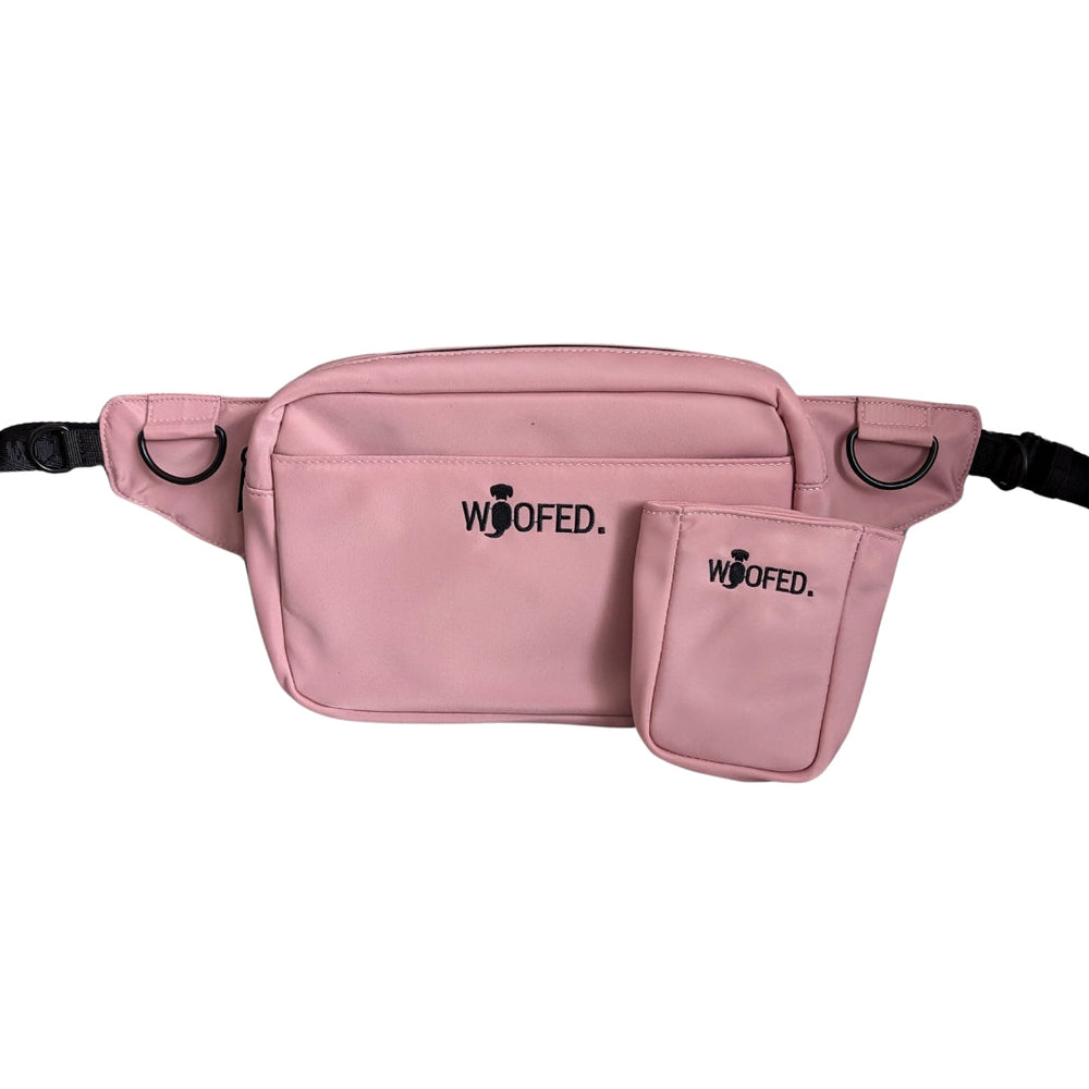 Multifunktionale Gassitasche in Rosa von WOOFED mit Hauptfach, abnehmbarer Tasche und stylischem Logo für Hundemenschen.