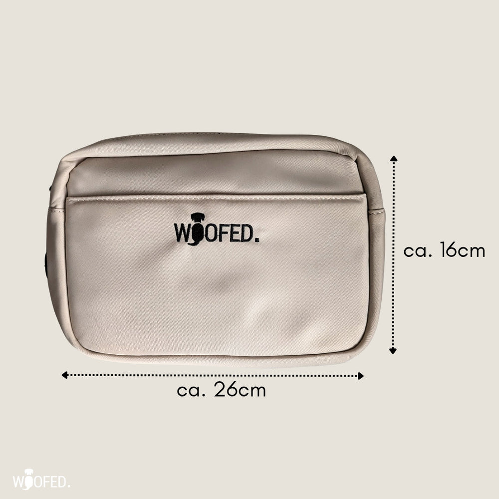 Beige Multifunktionale Gassitasche mit Reißverschluss und WOOFED Schriftzug, 2 in 1 Bauchtasche und Schultertasche.