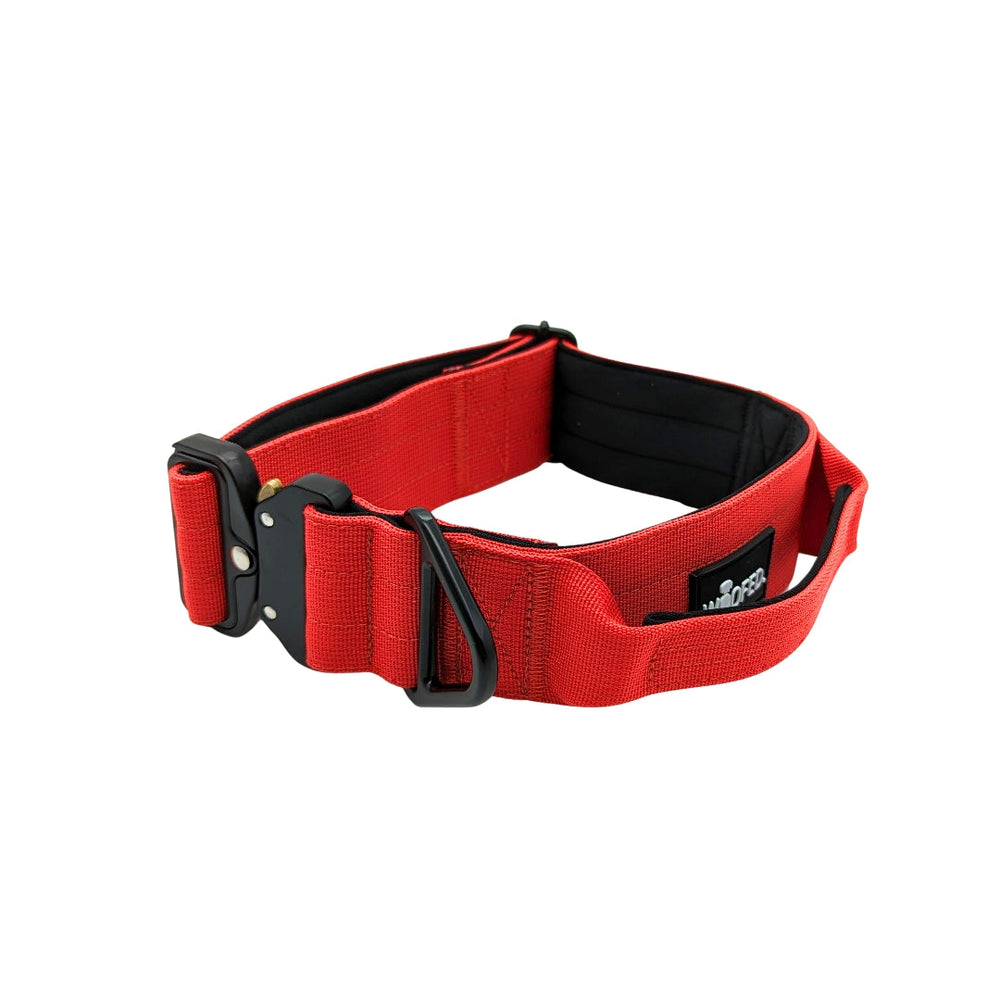 Taktisches Nylon Halsband mit Griff in Rot, robust, gepolstert, ideal für aktive Hunde und Outdoor-Abenteuer.