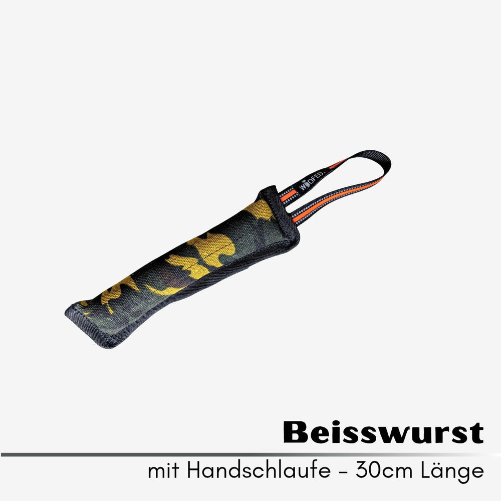 Hundespielzeug Beißwurst Camo in 30 cm mit Handschlaufe, robust und zahnpflegend für aktives Hundetraining und Spiele.