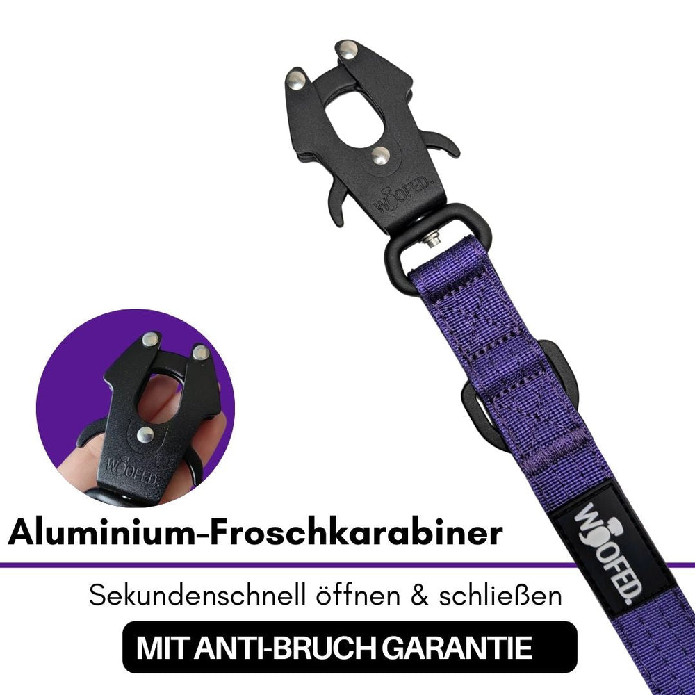 Schwarzer Aluminium-Froschkarabiner an lila Nylonband, ideal für leichtes Halsband-Leine-Set, einfache Handhabung.
