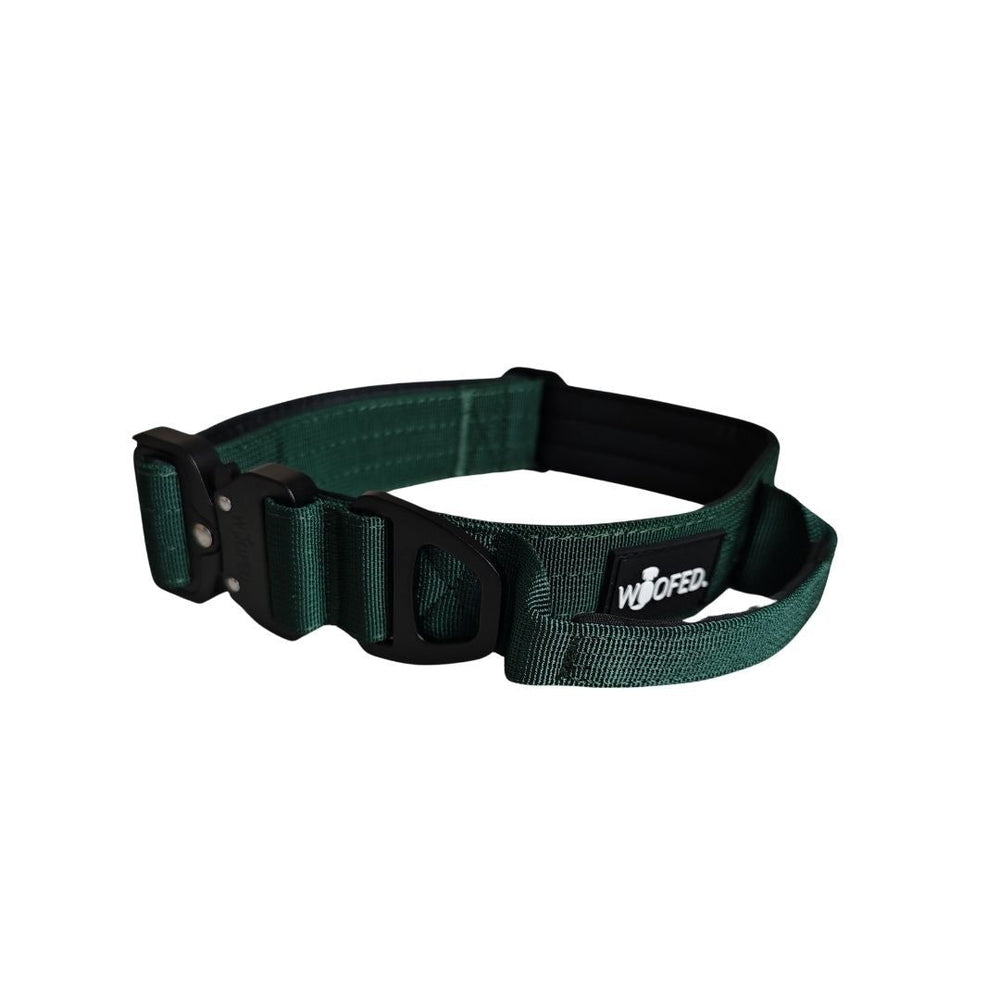 Ultraleichtes Nylon-Halsband für Hunde in Dunkelgrün mit verstellbarer Schnalle und WOOFED-Logo.