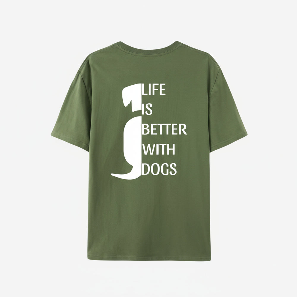 Olivgrünes Unisex T-Shirt mit dem Aufdruck „Life is better with dogs“ in modernem Design, ideal für Hundeliebhaber.