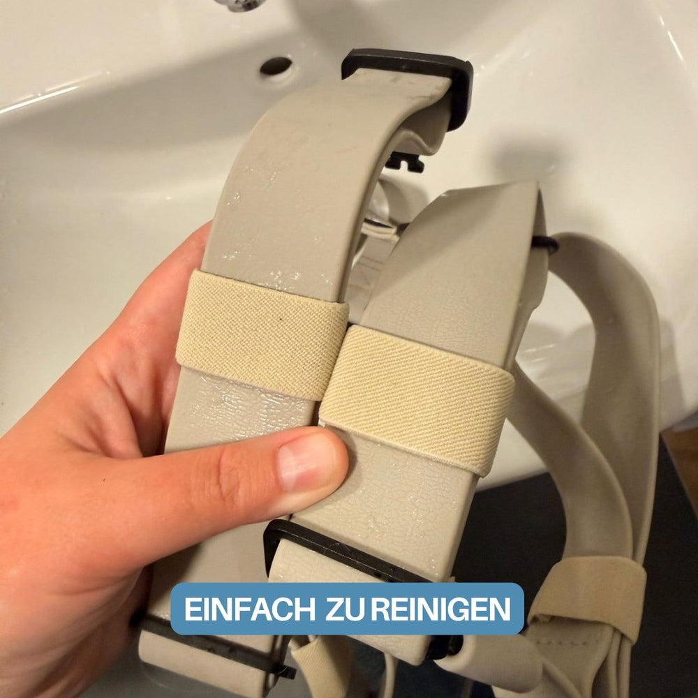 Hellbeiger Riemen des Y-Hundegeschirrs WOOFLEX® mit schwarzen Schnallen und glänzender Oberfläche vor Waschbecken.