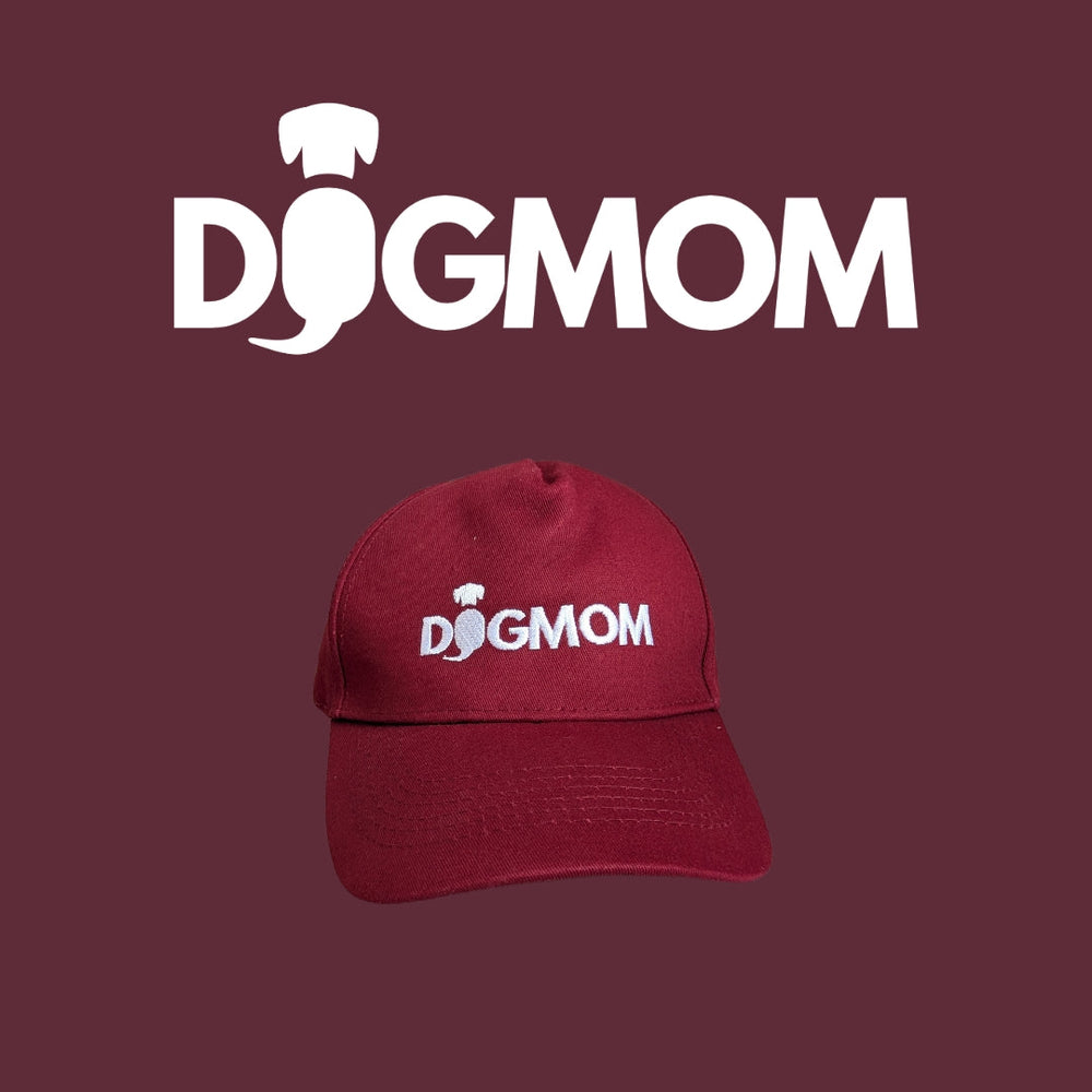 Rote Cap mit weißem "DOGMOM"-Schriftzug, ideal für Hundemamas, stilvoll und verstellbar für optimalen Tragekomfort.