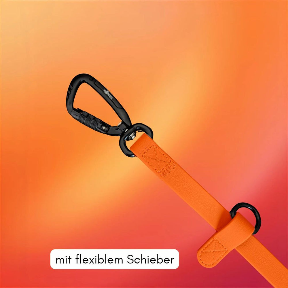 "Orangefarbene WOOFLEX® Pro Umhängeleine mit flexiblem Schieber und schwarzem Karabinerhaken vor sanften Farbverläufen."