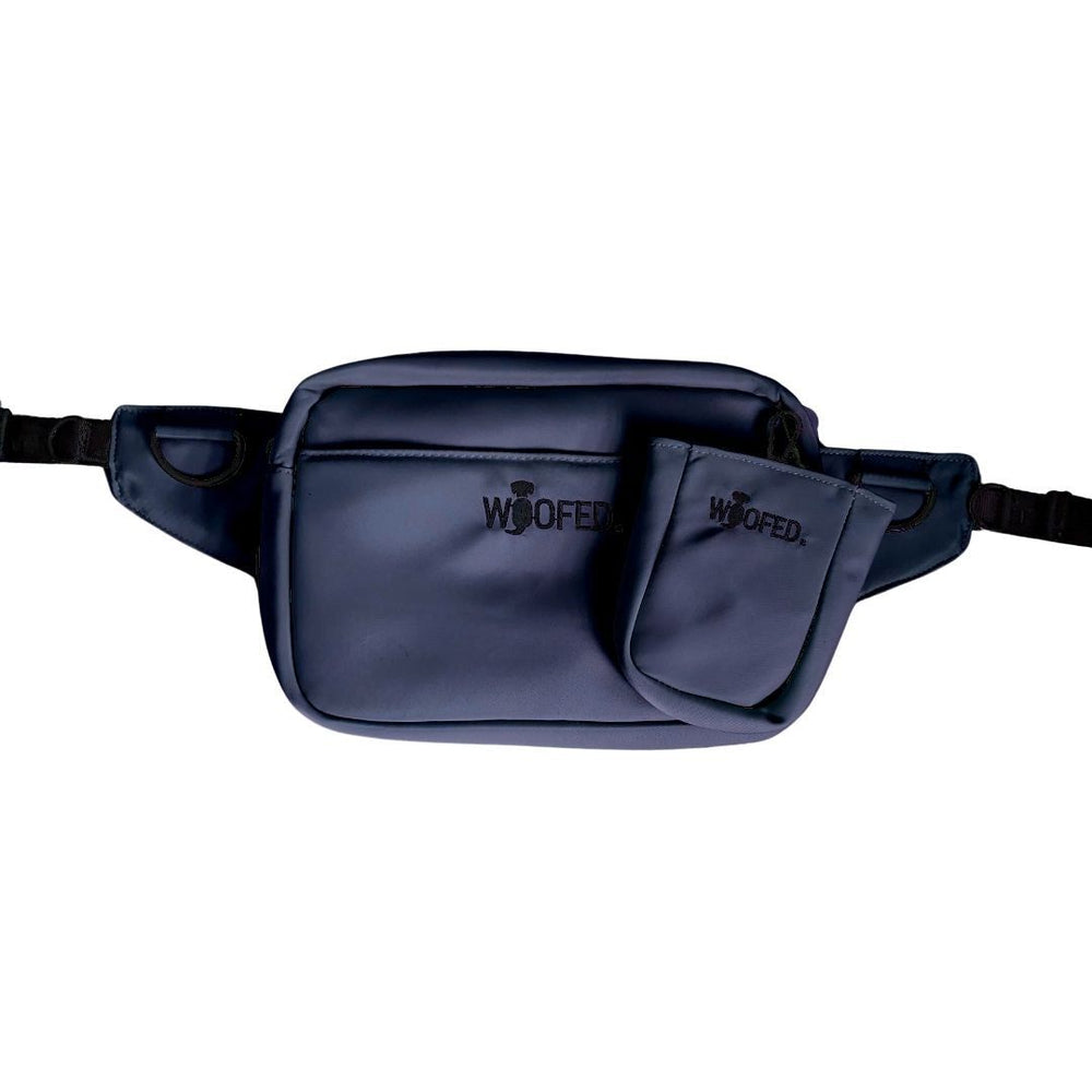 Dunkelblaue multifunktionale Gassitasche als Bauchtasche und Schultertasche mit zwei Fächern.