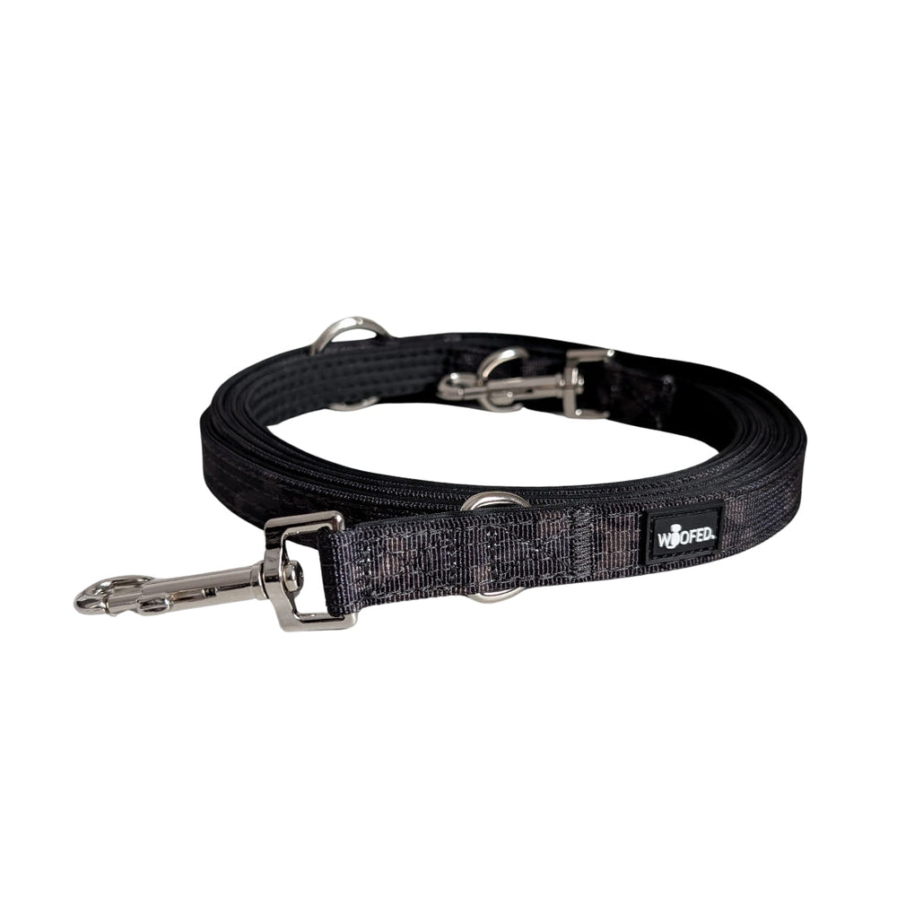 Schwarze Nylon Hundeleine mit Karabinerhaken und verstellbaren D-Ringen für optimale Anpassung und Komfort.