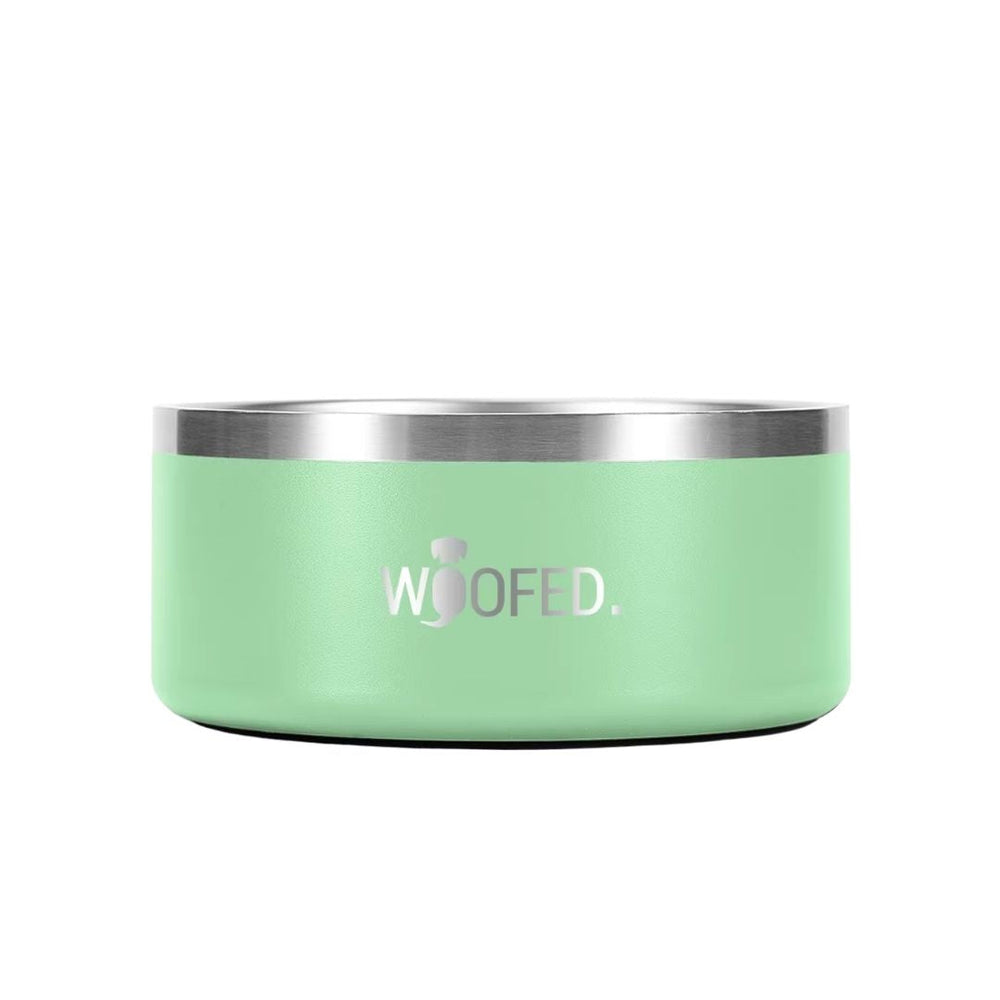 Runde mintgrüne Edelstahlnapf mit silbernem Rand und eingraviertem Logo "WOOFED.", ideal für Haustiere.
