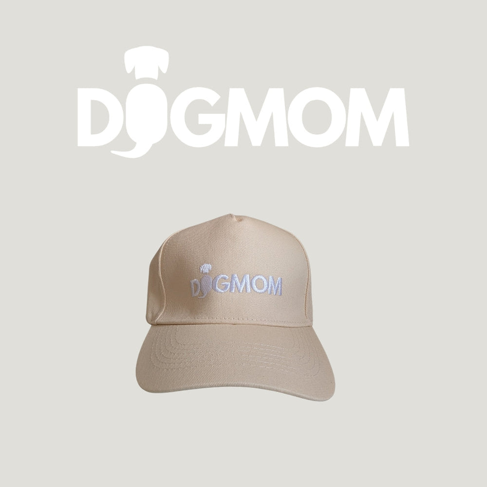 Beige Cap "Dogmom" mit weißem Schriftzug, ideal für Hundemamas – stylisch und bequem für jeden Anlass.