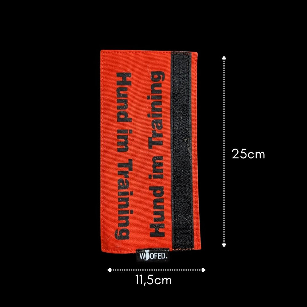 Leinen Banderole "Hund im Training" in Orange mit schwarzer Schrift zur Signalisation beim Hundetraining.