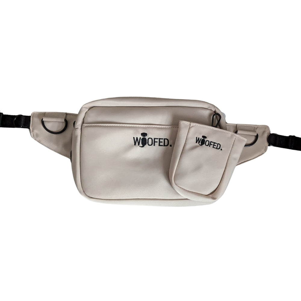 Beige multifunktionale Gassitasche, 2-in-1 Bauchtasche und Schultertasche mit verstellbarem Tragegurt und abnehmbarem Fach.