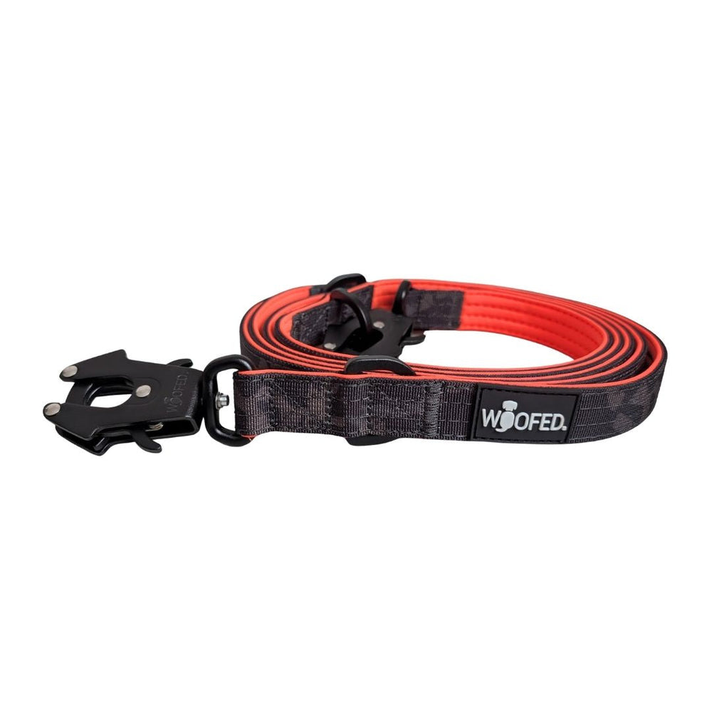Hundeleine aus Nylon in Rot und Schwarz mit gepolstertem Griff und robustem Froschkarabiner von WOOFED.