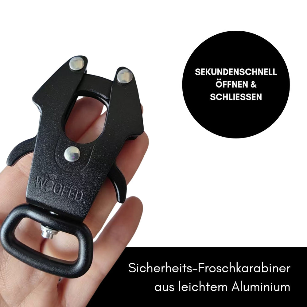 Sicherheits-Froschkarabiner aus Aluminium in Händen, schwarz, robust mit praktischer Mechanik, ideal für Führleinen.