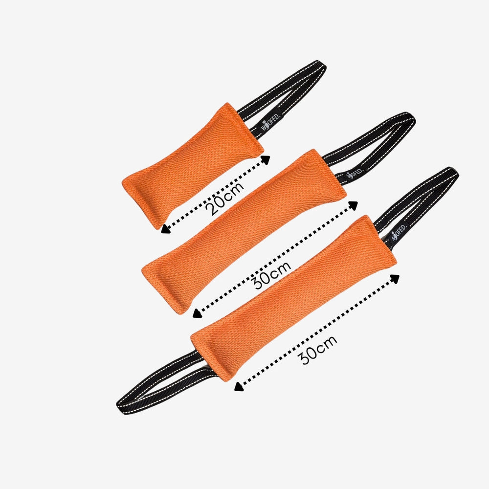 Hundespielzeug Beißwurst in orange, verschiedene Größen mit schwarzen Bändern, ideal für Training und Spielspaß für Hunde.