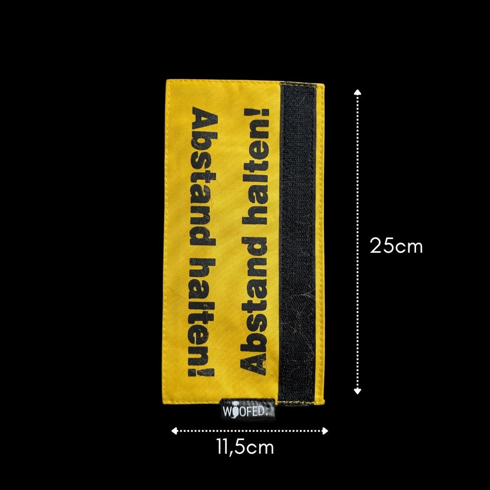 Leinen Banderole "Abstand halten" in Gelb mit schwarzer Schrift, ideal für Hundeleinen zur Abstandskennzeichnung.