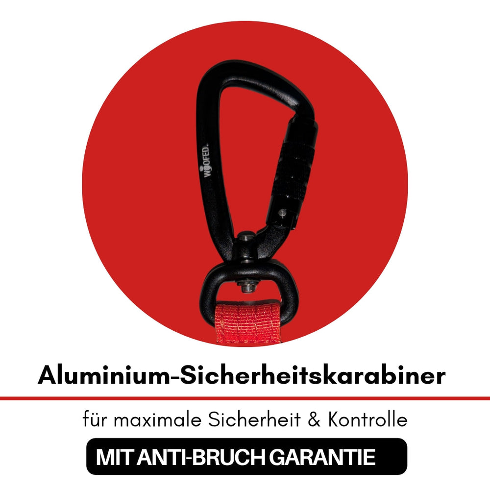 Aluminium-Sicherheitskarabiner der WOOFED. Nylon Retrieverleine auf rotem Hintergrund, für maximale Sicherheit und Kontrolle.
