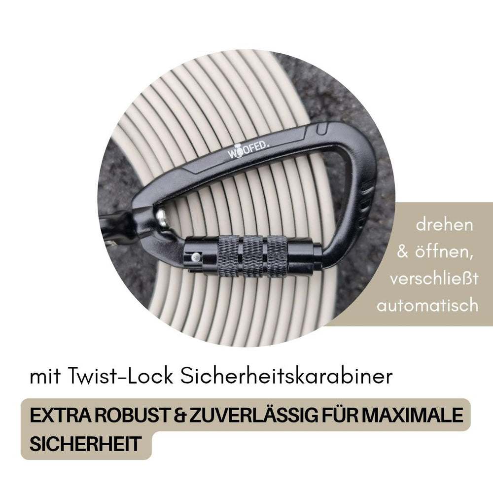 Schwarzer Twist-Lock Sicherheitskarabiner an weißem Seil, ideal für die WOOFLEX® Schleppleine.