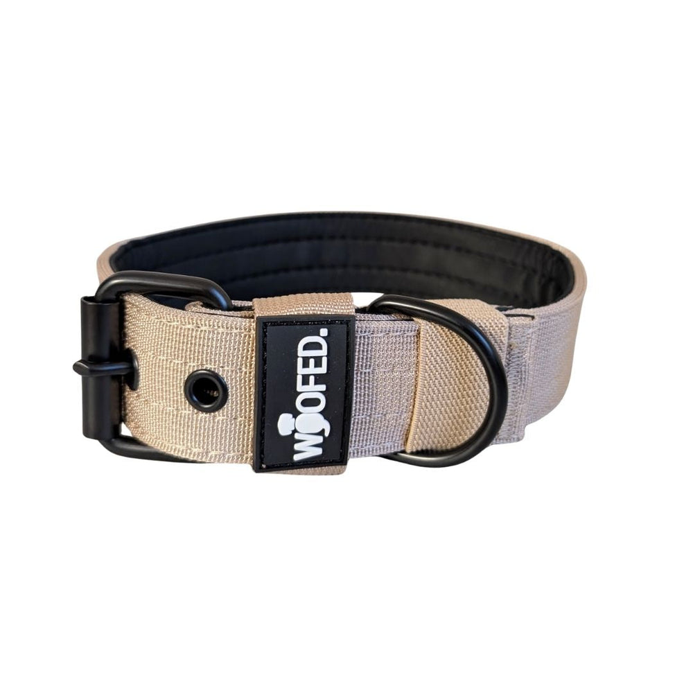 Nylon Classic Halsband in sandfarbenem Design mit robuster Schnalle und D-Ring für Hunde von WOOFED. Komfortabel und langlebi