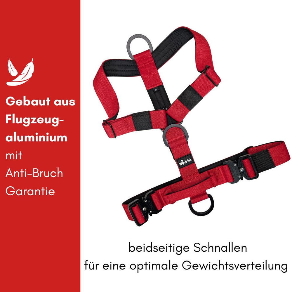 Rotes Y-Hundegeschirr aus Flugzeugaluminium mit Griff und beidseitigen Schnallen für optimale Gewichtsverteilung.