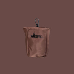 Faltbarer Leckerlibeutel mit Clip, braun, WOOFED-Logo auf der Vorderseite, ideal für Gassitaschen.