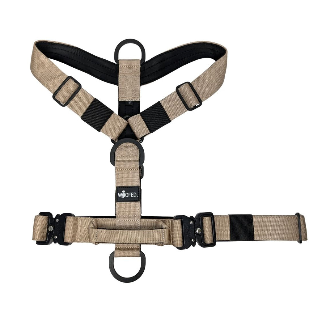 Ergonomisches Y-Hundegeschirr in beige und schwarz mit verstellbaren Riemen und D-Ringen für optimalen Halt und Komfort.