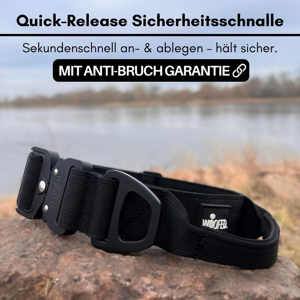 Schwarze Quick-Release Sicherheitsschnalle an einem Gürtel vor Naturhintergrund mit Gewässer – ultraleichtes Nylon Halsband.
