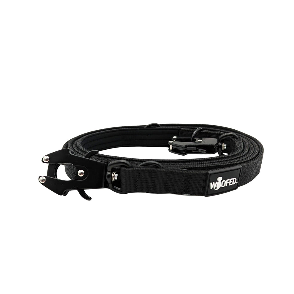 Schwarze Hundeleine aus strapazierfähigem Nylon mit stabilen Froschkarabiner und WOOFED-Logo. Ideal für sichere Spaziergänge.