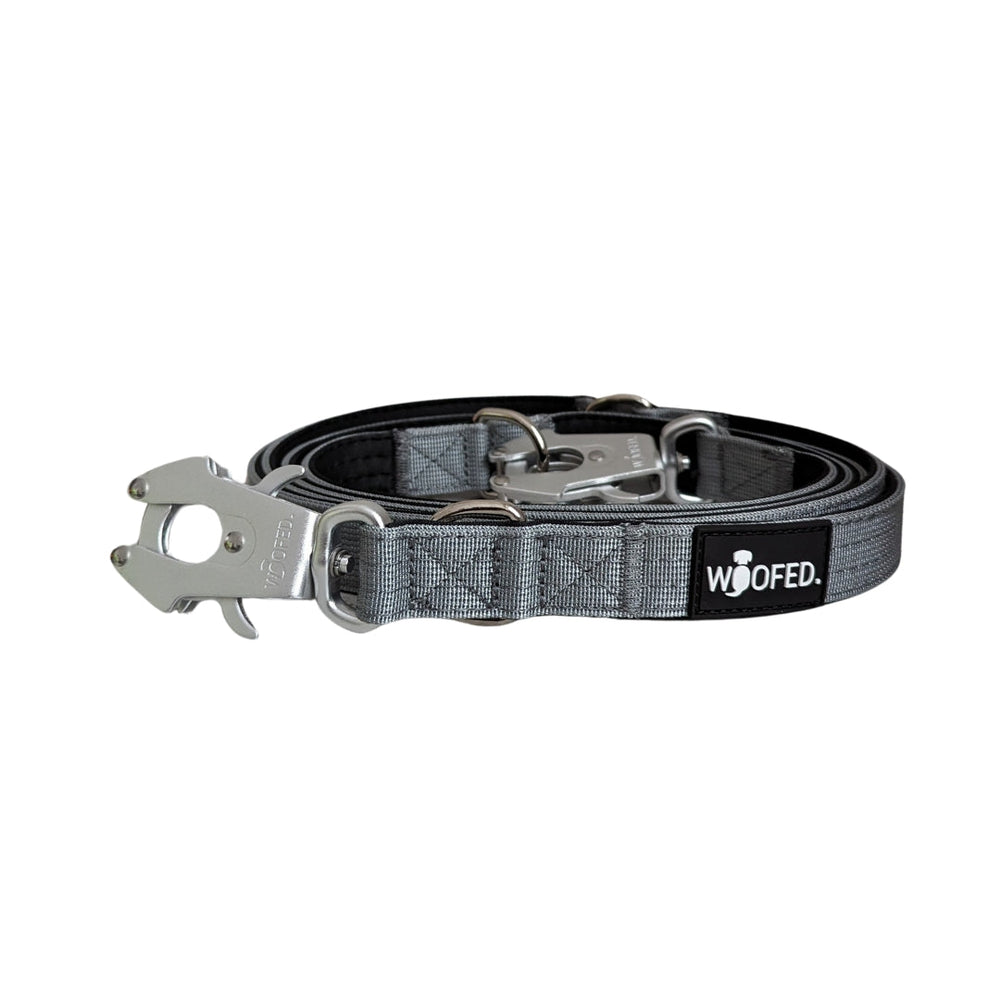 Graue Hundeleine aus Nylon mit Froschkarabiner und zwei D-Ringen, versehen mit dem WOOFED-Logo.