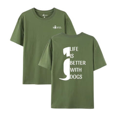Olivgrünes Unisex T-Shirt mit dem Aufdruck "Life is better with dogs" – ideales Geschenk für Hundeliebhaber.