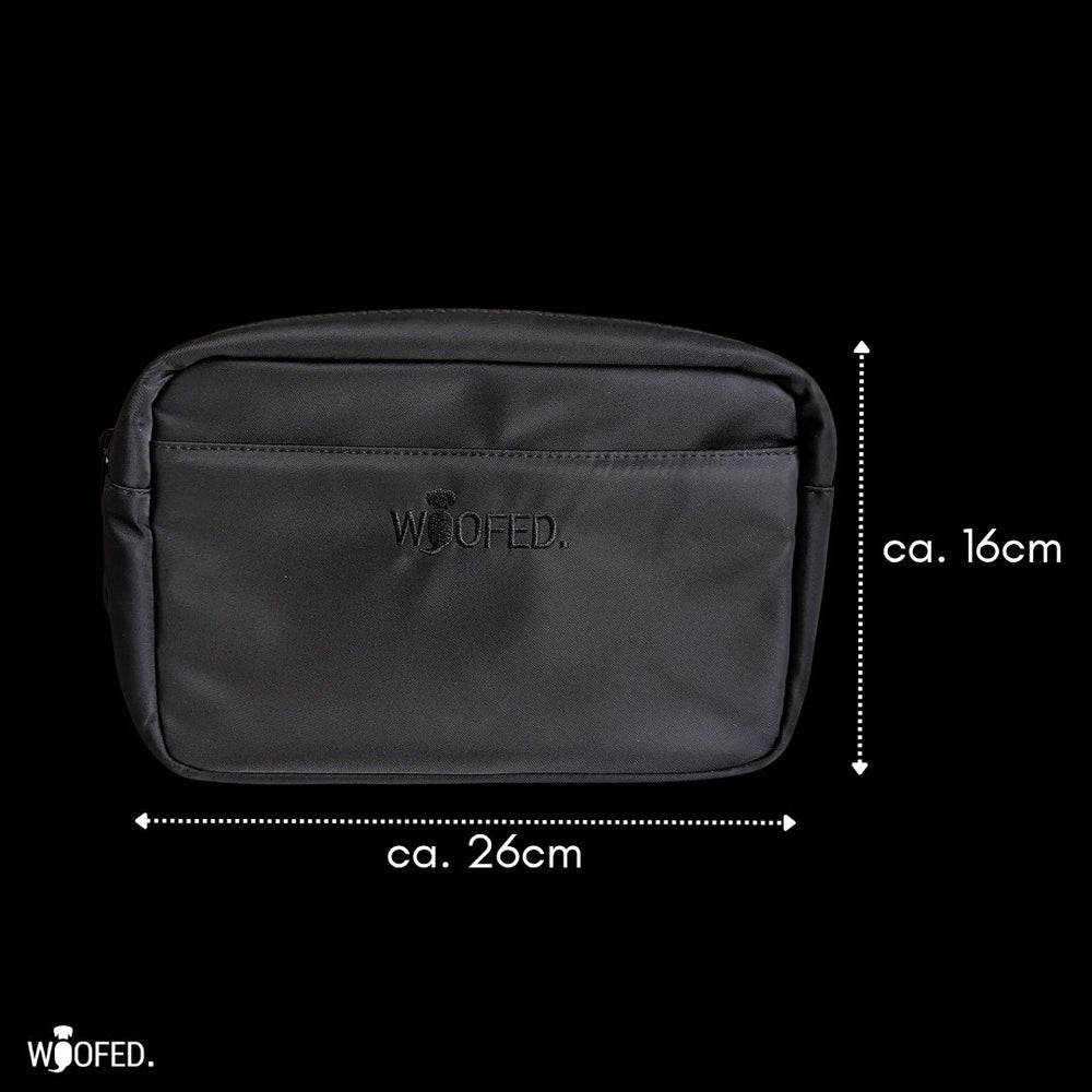 Multifunktionale Gassitasche von WOOFED in Schwarz, rechteckig, mit Reißverschluss und praktischem Design für Hundemenschen.