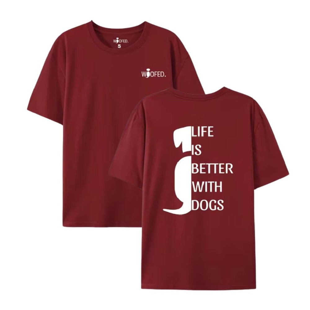 Rotes Unisex T-Shirt mit Aufschrift „LIFE IS BETTER WITH DOGS“ und WOOFED-Logo auf der Vorderseite.