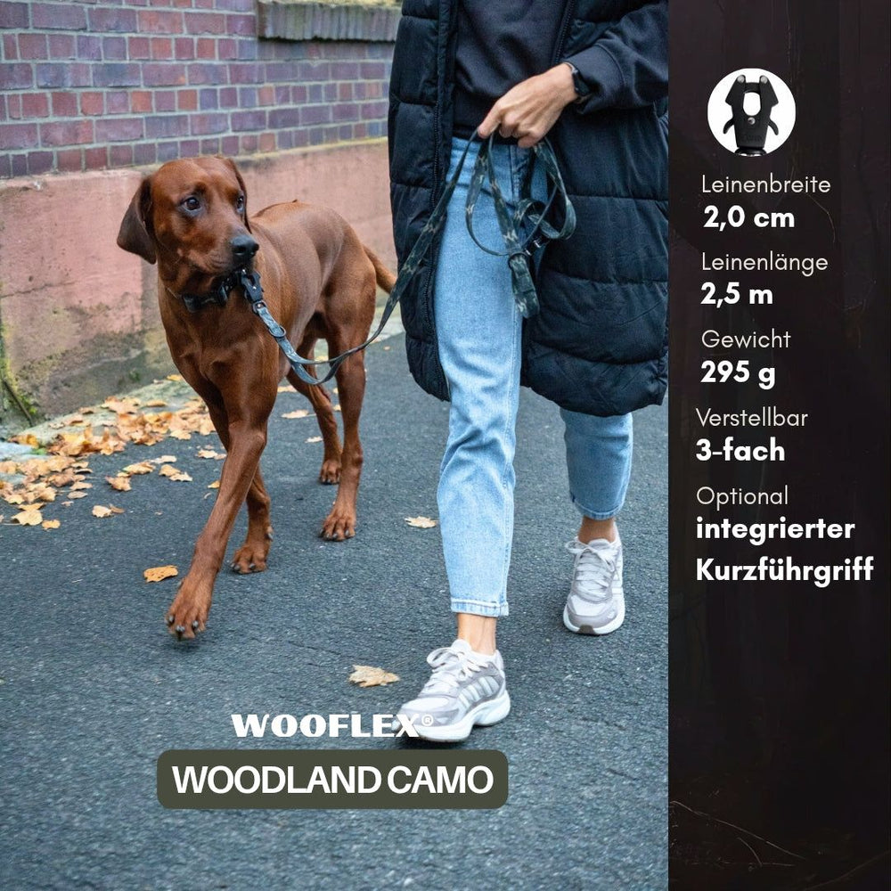 Person geht mit Hund an verstellbarer WOOFLEX® Führleine in Woodland-Camo. 2 cm breit, 2,5 m lang.