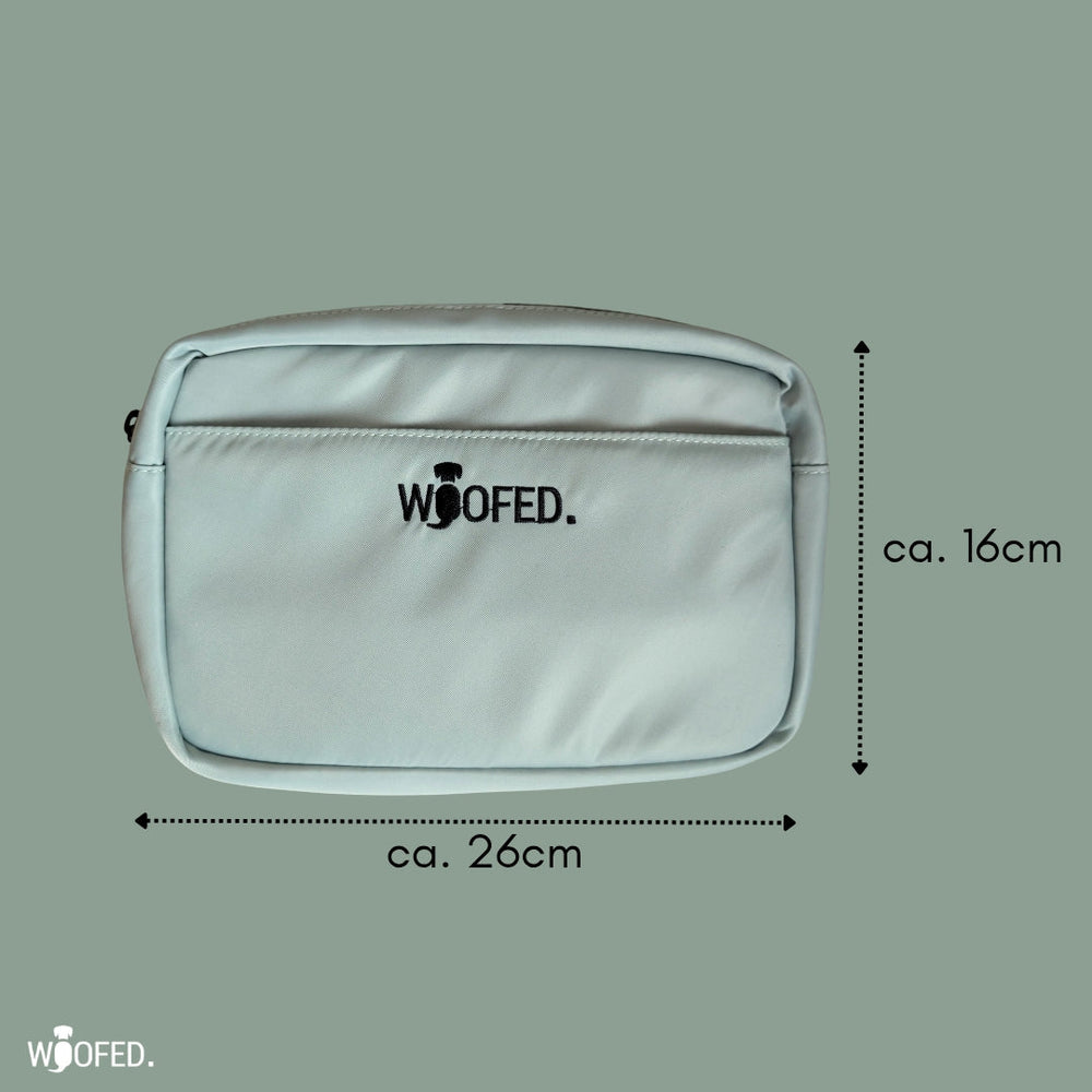 Hellblaue multifunktionale Gassitasche von WOOFED., 2 in 1 als Bauch- und Schultertasche, ca. 26 cm breit.