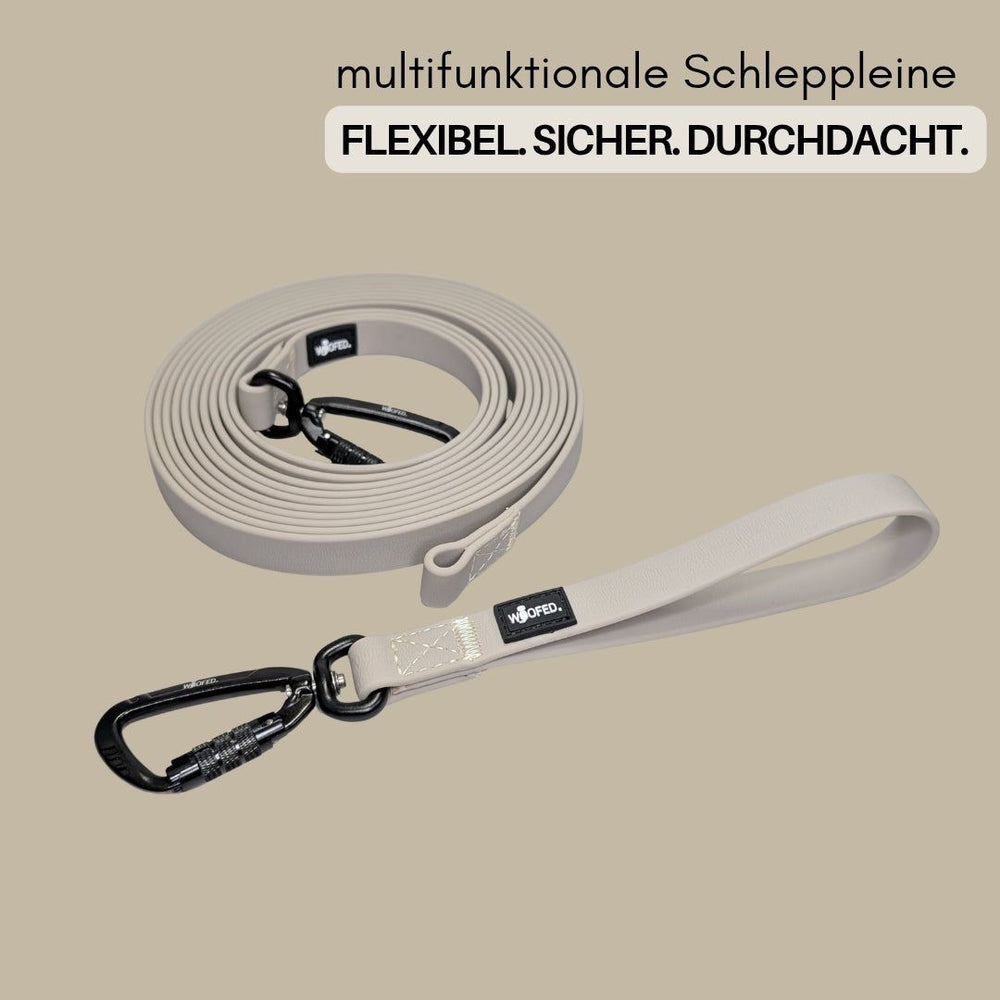 "Multifunktionale beigen Schleppleine WOOFLEX® mit stabilem Karabiner und breiter Schlaufe für Hunde."