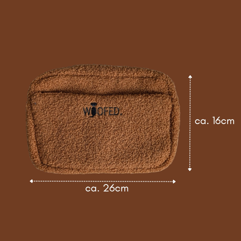 Multifunktionale Gassitasche in Braun, 2 in 1 Bauchtasche und Schultertasche mit "WOOFED." Aufdruck.
