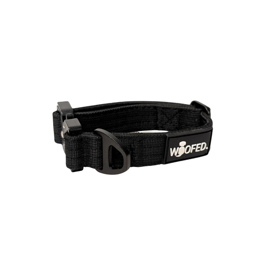 Ultraleichtes Nylon-Hundehalsband mit Griff, verstellbarer Schnalle und robustem Befestigungsring, schwarz mit WOOFED-Logo.