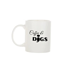 Weiße Tasse mit schwarzem Aufdruck "Coffee & DOGS" und ergonomischem Henkel. Perfekt für Hunde- und Kaffeeliebhaber.