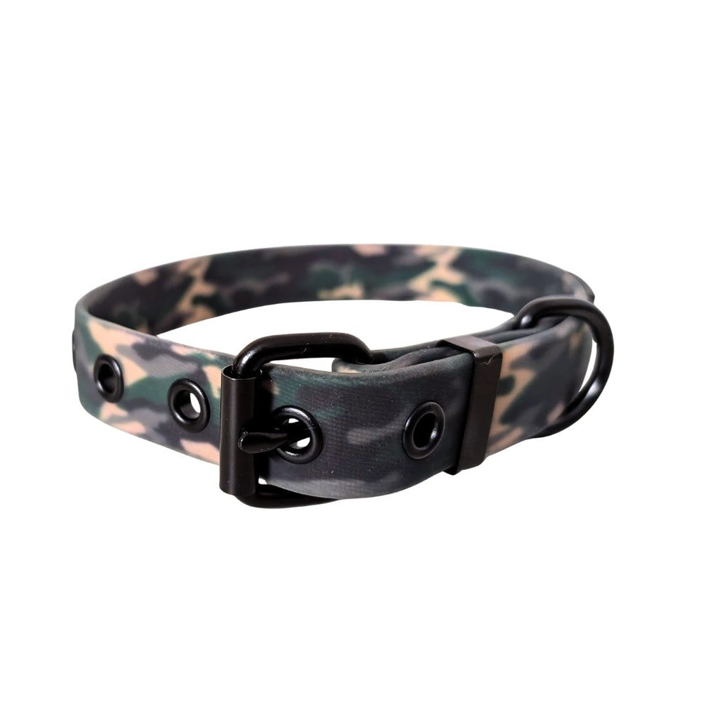 Verstellbares WOOFLEX® Classic Hundehalsband im Tarnmuster mit schwarzen Metallelementen und flexibler Materialstruktur.