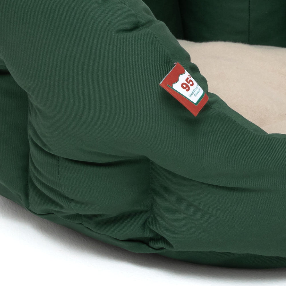 Grüne Hundebettschale mit weichem Innenfutter und Etikett "95" für optimalen Komfort und Stil.