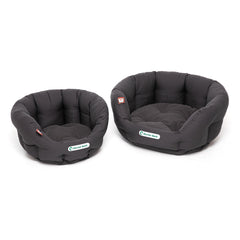 Zwei runde, schwarze, gepolsterte Hundebetten in verschiedenen Größen mit weicher Oberfläche.