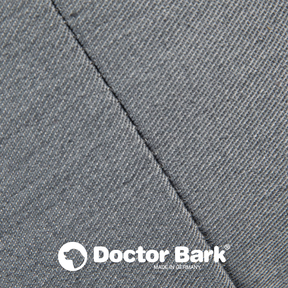 "Graues Hundenest von Doctor Bark mit feiner Textur und weißem Logo für orthopädischen Komfort - made in Germany."