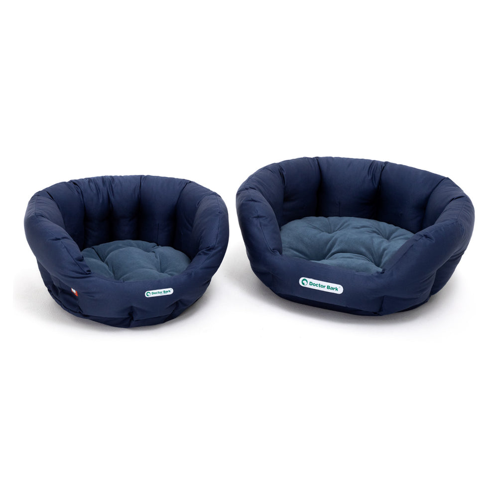 Zwei marineblaue, runde Hundebetten mit weicher, gepolsterter Oberfläche für optimalen Komfort.