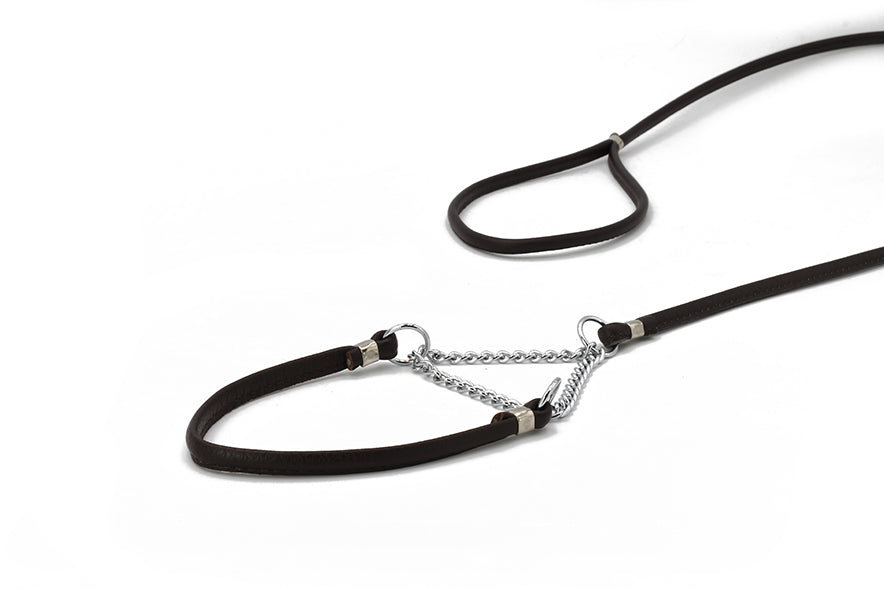 Schwarze Leder-Hundeleine mit Ketteneinsatz und zwei Schlaufen für Griff und Halterung.
