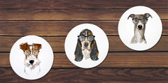Runde Untersetzer mit Fox Terrier Hundemotiven und Brille auf Holzoberfläche, ideal für Tierliebhaber und als Geschenkidee.