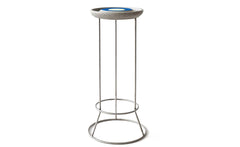 Moderner Hocker aus Beton mit blauem Design und filigranem Metallgestell, ideal für die Insektenstation.