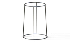 Minimalistischer runder Vogeltränken-Ständer aus schwarzem Metall mit kegelförmiger Struktur und offener Bauweise.